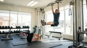 Due persone si allenano in palestra con esercizi per addominali bassi